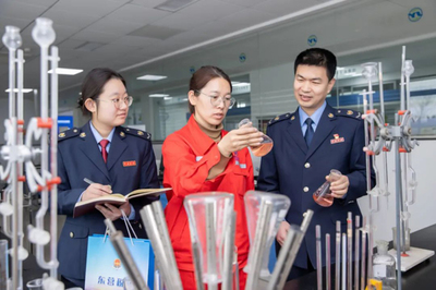稅助發(fā)展向新進(jìn) 稅宣春風(fēng)更宜人<br><br>近來(lái)，各省市稅務(wù)部門緊扣“稅助發(fā)展向新進(jìn)”主題，聯(lián)合企業(yè)技術(shù)咨詢服務(wù)專家團(tuán)隊(duì)，深入各類技術(shù)創(chuàng)新企業(yè)，帶來(lái)了溫暖的“稅宣春風(fēng)”。稅務(wù)干部以講解稅收優(yōu)惠為中心，面對(duì)面、實(shí)打?qū)嵉鼗貞?yīng)新興科技企業(yè)專項(xiàng)享受的研悉益優(yōu)惠政策；解答數(shù)字經(jīng)濟(jì)賦背景下的稅法申報(bào)等有關(guān)應(yīng)用規(guī)定問(wèn)題；進(jìn)行辦理及時(shí)年度退補(bǔ)料實(shí)務(wù)；以及暢聊訴求建議共謀利用暢通。<br><br>例如某地域團(tuán)隊(duì)聯(lián)合財(cái)務(wù)管理機(jī)構(gòu)免費(fèi)發(fā)放通俗匯編《稅收寶》，采用模掃免費(fèi)測(cè)評(píng)法技術(shù)解決定制退稅運(yùn)算方式革新 操作咨詢采取定期媒體